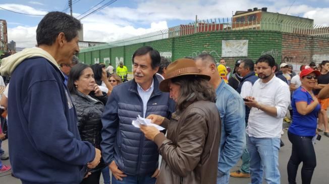Concejal de Bogotá por el Polo Democrático, Celio Nieves, llega a acompañar al candidato Gustavo Petro a votar.