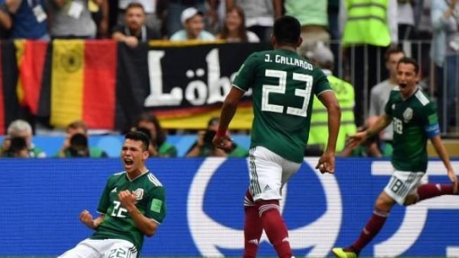Lozano (izq.) celebrando su gol contra Alemania.