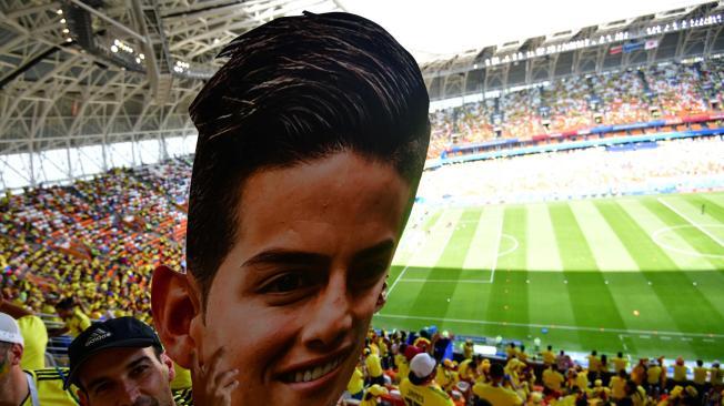 Un hincha colombiano hace fuerza por ver a James en el partido.