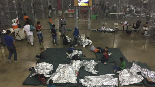 Niños en la frontera entre México y estados Unidos que fueron separados de sus padres y que intentaban cruzar hacia Estados Unidos.