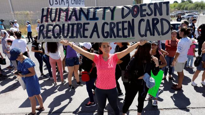 Varias personas protestan en El Paso, Texas, por la política de separar a los niños de sus padres que intentan cruzar la frontera mexicana hacia Estados Unidos.