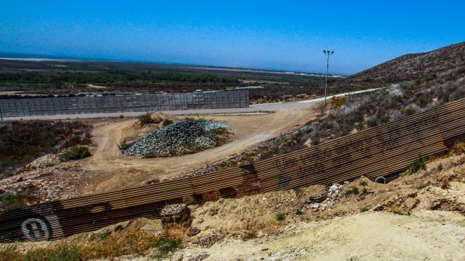 Una de las iniciativas que busca impulsar la bancada republicana es la construcción de un muro fronterizo con México.  En la foto se observa una valla adaptada en los límites con Tijuana (México).