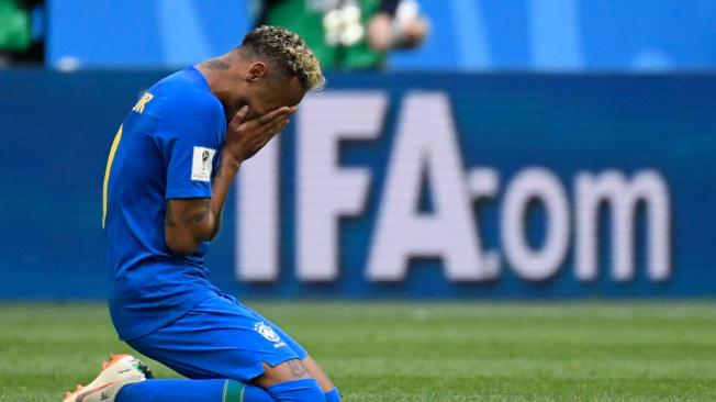 Neymar finalizó el partido llorando, luego de anotar el segundo gol y asegurar la victoria de Brasil sobre Costa Rica.