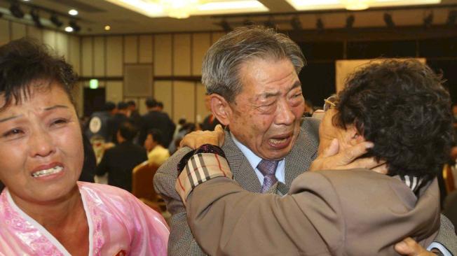 El surcoreano Min Ho-shik, de 84 años, se abraza a su hermana pequeña, la norcoreana Min Eun Shik, de 81, durante los reencuentros en 2015 de familias divididas por la guerra.