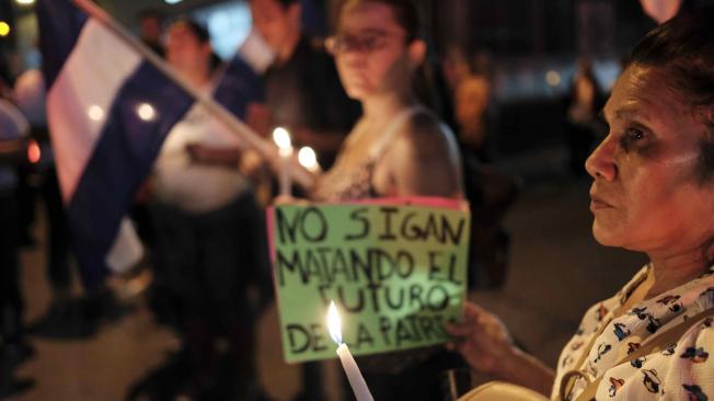 Decenas de nicaragüenses participaron en una vigilia el jueves, a las afueras de la embajada de Nicaragua, en San José, Costa Rica.
