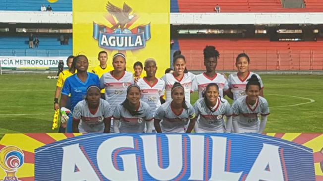 Las jugadoras del Cortulúa y Deportivo Pasto en el primer juego de la liga femenina de fútbol de Colombia
