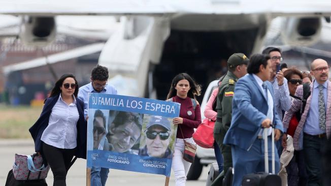 Familiares de equipo periodístico de Ecuador llegó a Cali para esperar identificación de los cuerpos encontrados.