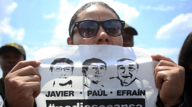 Familiares de equipo periodístico de Ecuador llegó a Cali para esperar identificación de los cuerpos encontrados.