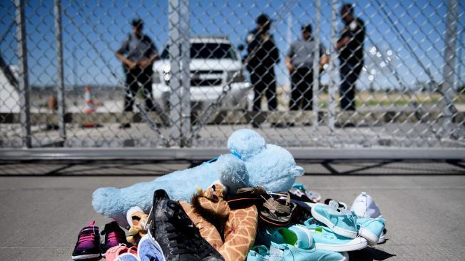 Zapatos deja la gente en señal de protesta frente a un centro de acogida de niños en El Tornillo (Texas).