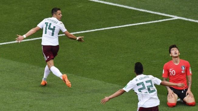 El delantero mexicano Javier Hernández celebra al anotar un gol ante Corea del Sur.