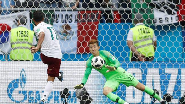 El mexicano Carlos Vela anotó el primer gol del partido desde punto penal