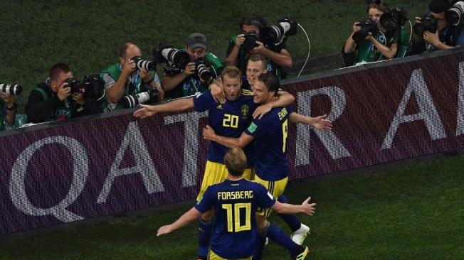 El delantero sueco Ola Toivonen celebra su gol durante el partido entre Alemania y Suecia en el Estadio Fisht en Sochi.