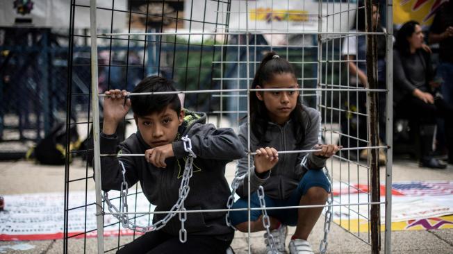Un grupo de niños participa en una protesta contra las políticas de inmigración de Estados Unidos en la embajada de ese país en México.