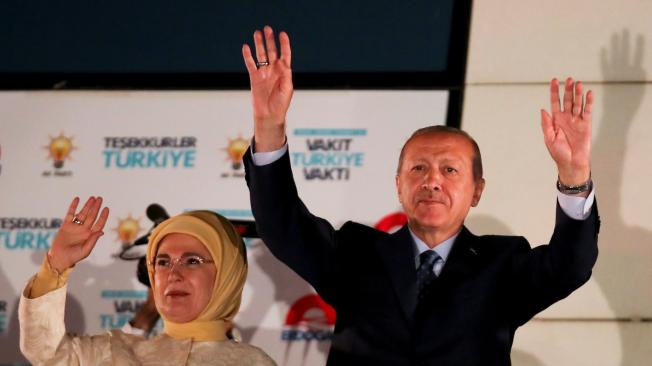 El presidente de Turquía, Recep Tayyip Erdogan, quien fue reelegido en el cargo. Aquí, con su esposa Emine Erdogan, al hablar ante miles de personas en Estambul.