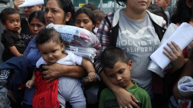 Las familias de migrantes indocumentados empezaron a reencontrarse el pasado viernes, tras vivir una semana separados de sus hijos o familiares menores de edad, durante la política de ‘Tolerancia cero’ del presidente, Donald Trump.