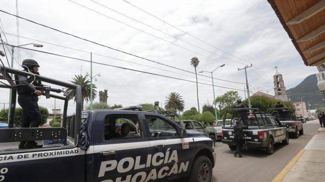 Autoridades mexicanas detuvieron este lunes a tres presuntos sicarios del narcotráfico acusados de asesinar el 21 de junio a Fernando Ángeles Juárez, candidato a alcalde del municipio de Ocampo, en el estado de Michoacán. EFE