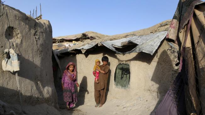 2. Afganistán: Amnistía Internacional reportó en su informe 2017 /2018 que en el país persistía la violencia de género contra mujeres y niñas a manos de agentes estatales y no estatales. Además, aumentó el número de castigos públicos infligidos a mujeres por grupos armados en aplicación de la sharia (ley islámica).