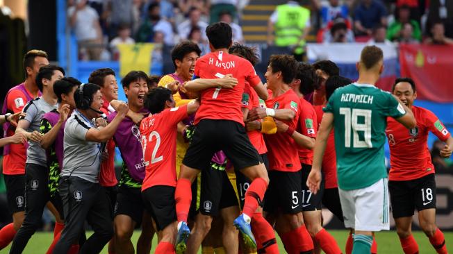 El defensor de Corea del Sur Kim Young-gwon celebra con sus compañeros después de anotar un gol durante el partido contra Alemania.
