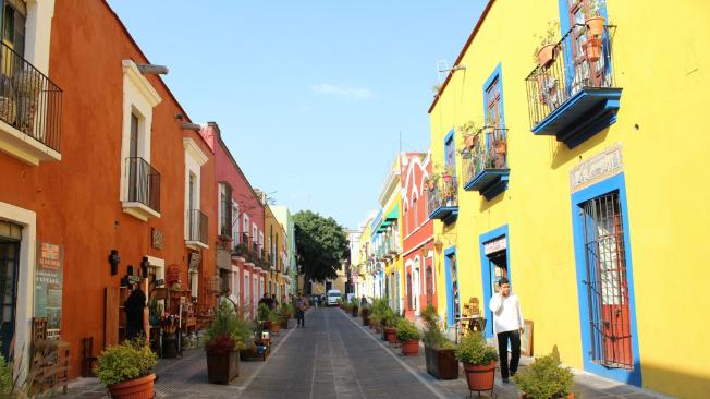 Las coloridas fachadas del centro histórico de Puebla invitan a caminar y disfrutar de sus cafés, restaurantes y galerías.