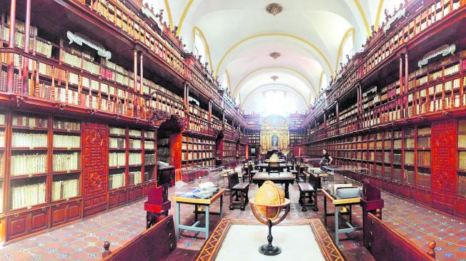 La Biblioteca Palafoxiana es de obligada visita. Cuenta con 45.000 libros y más de 5.000 manuscritos. Su historia se remonta al año de 1646. Es un lugar lleno de magia.