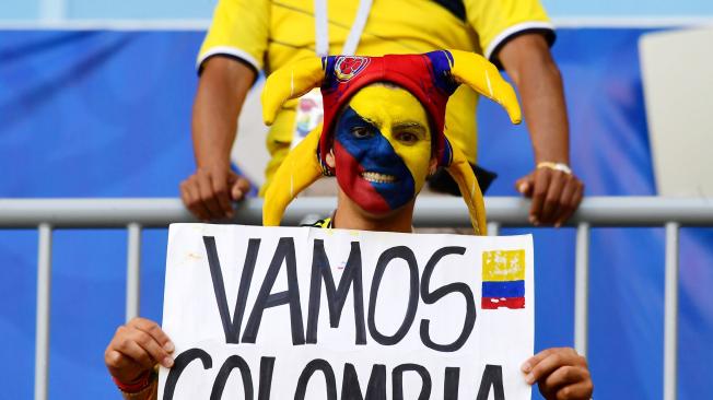 Un hincha colombiano sostiene un cartel en el estadio Samara Arena.
