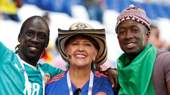 A menos de 40 minutos de comenzar el partido en Colombia y Senegal, los hinchas disfrutan cantando y tomándose fotos en la Samara Arena.