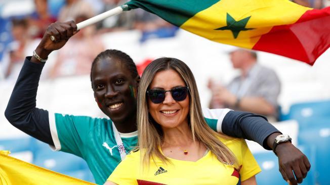 A menos de 40 minutos de comenzar el partido en Colombia y Senegal, los hinchas disfrutan cantando y tomándose fotos en la Samara Arena.