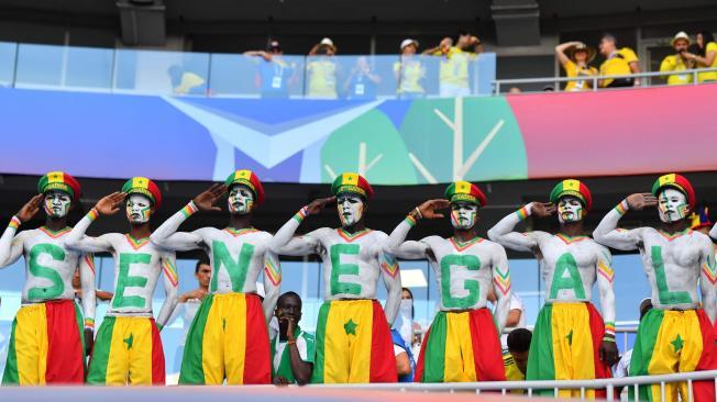 Hinchas de Senegal celebran a su Selección en la Samara Arena.