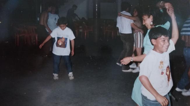 En la parte izquierda de la foto se observa Carlos Morales durante su niñez vestido con una camisa del Rey León, en la parte derecha, Doris baila con Óscar Alexander