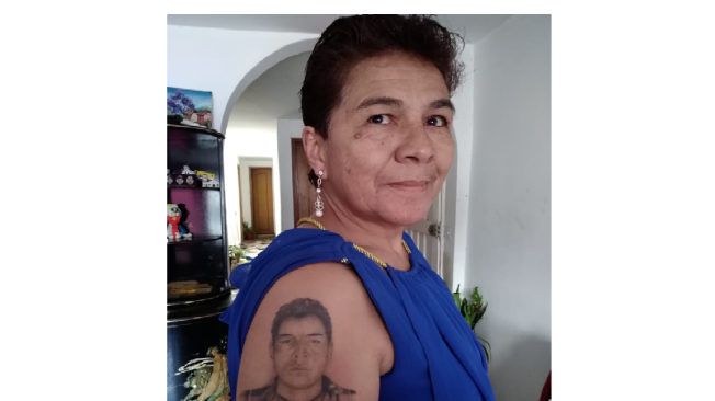 Como una forma de tener a su hijo desaparecido junto a ella todo el tiempo, Doris se tatuó el rostro de Óscar en el brazo izquierdo.