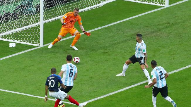 Momento del tercer gol de Francia y el primero de Mbappé contra Argentina.