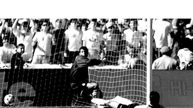 Momento en que el futbolista Andrés Escobar marca un autogol en contra de la Seleccoón, el 22 de Junio en el Mundial USA 94.