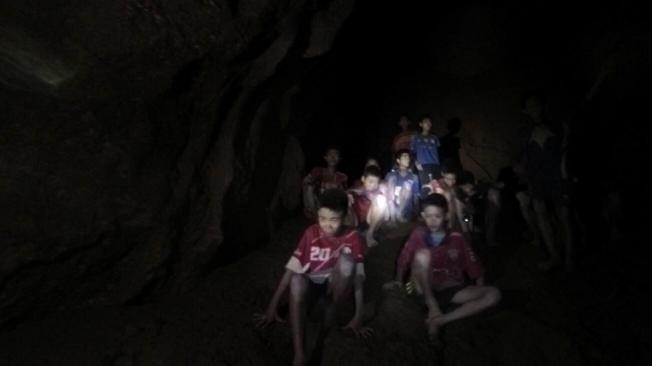 El grupo fue encontrado en un terreno elevado cerca del agua que inunda los pasadizos y a unos cuatro kilómetros en el interior de la cueva, donde penetraron el pasado 23.