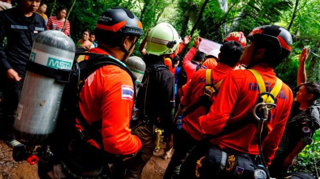 Unos 1.000 expertos y rescatistas están involucrados en el operativo para sacar a los adolescentes de la cueva.