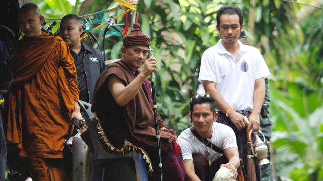 El monje de meditación forestal de Birmania, Kruba Boonmee (izq), a su llegada al lugar durante la operación de rescate de los menores y su monitor.