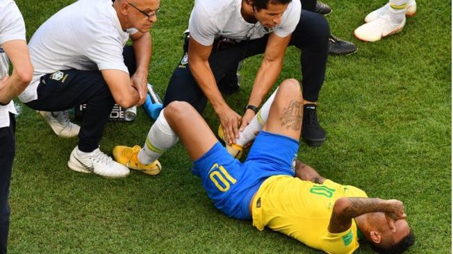 Neymar interrumpió el juego durante varios minutos tras ser pisado por Layún.
