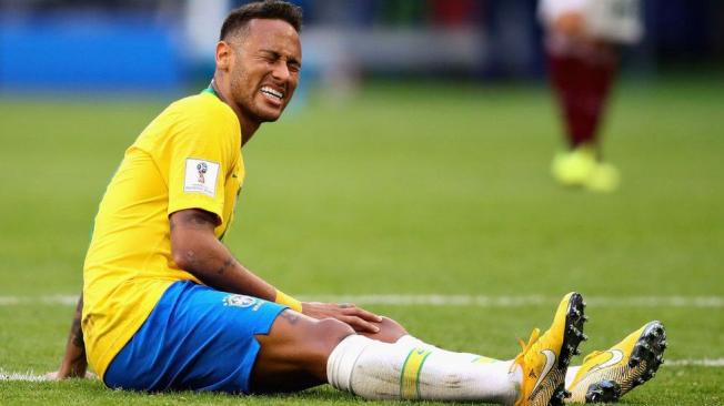 Otra de las caras de Neymar durante el partido contra México.