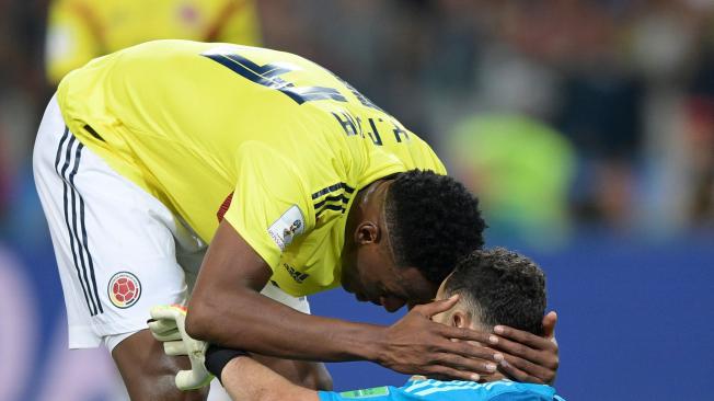 Yerry Mina intenta calmar a David Ospina, quién no pudo contener las lágrimas por la salida de la Selección Colombia del Mundial de Rusia tras su derrota frente a Inglaterra.