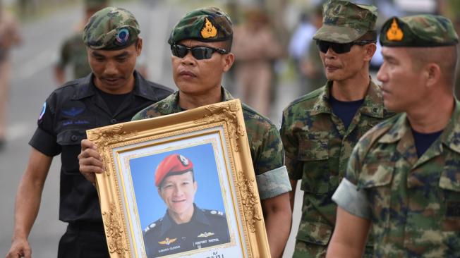 Samarn Poonan (en la foto del cuadro), buzo de la unidad élite de la Marina de Tailandia, que murió en los trabajos para rescatar a los 12 niños y su entrenador atrapados en una cueva.