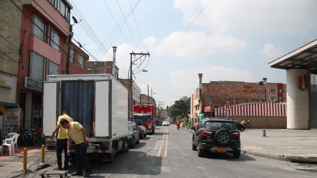 Camiones de carga y mal parqueados es el panorama a las afueras de la estación de Bicentenario.