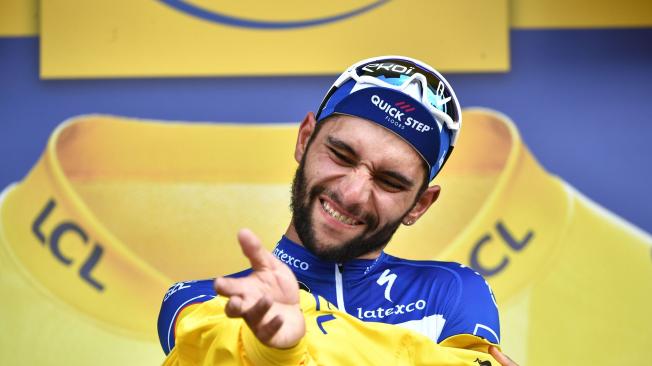 Fernando Gaviria celebra su triunfo en el Tour de Francia.