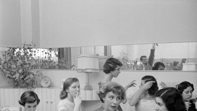 Stanley Kubrick, Betsy von Furstenberg con amigas, de “The Debutante Who Went to Work”, 1950.