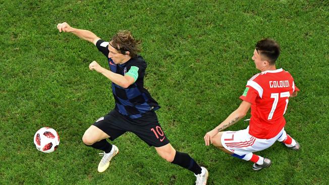 Luka Modric, de Croacia disputa un balón con Aleksandr Golovin, de Rusia