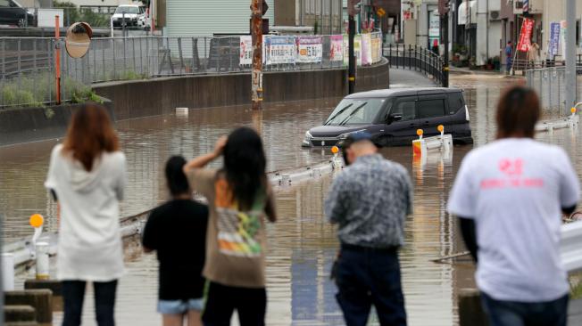 Las intensas lluvias inundaron varias ciudades y centros urbanos y en algunos casos arrastraron vehículos.