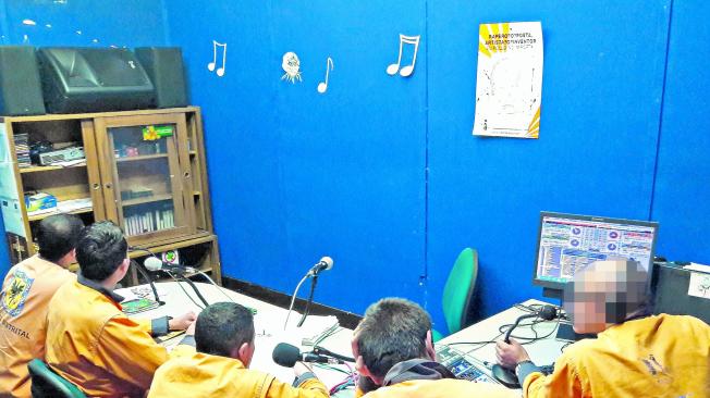 Entre las actividades disponibles en el centro carcelario está la emisora, que emite programas musicales e informativos a los patios.