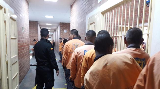 A las 8 de la mañana, quienes asisten a los más de 12 talleres con los que cuenta la cárcel, hacen fila en los corredores de la prisión.