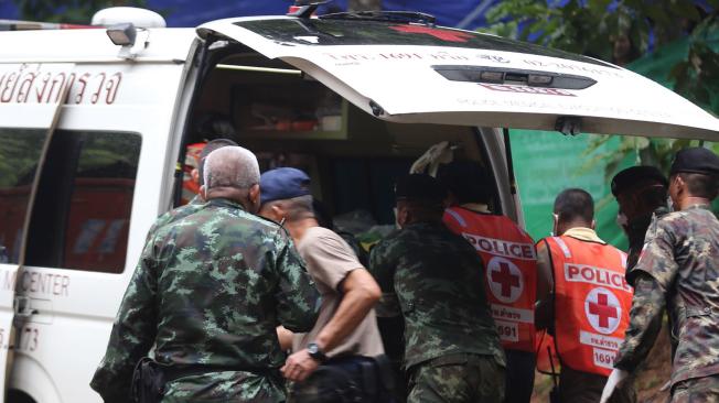 Miembros de los servicios de rescate evacúan a uno de los niños rescatados en ambulancia tras sacarlo de la cueva Tham Luang en el parque Khun Nam Nang.