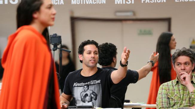 Luis Salgado dirige a la actriz y cantante colombiana Natalia Bedoya, protagonista de 'Ella es Colombia'.
