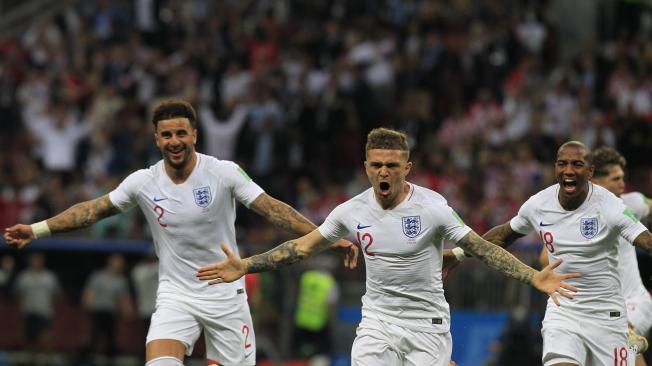 Jugadores ingleses celebran la anotación que abrió el marcador contra Inglaterra.