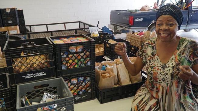 Charolette Tidwell reparte víveres a 1.200 personas mensualmente. Muchos de los alimentos los compra usando su propio sueldo.